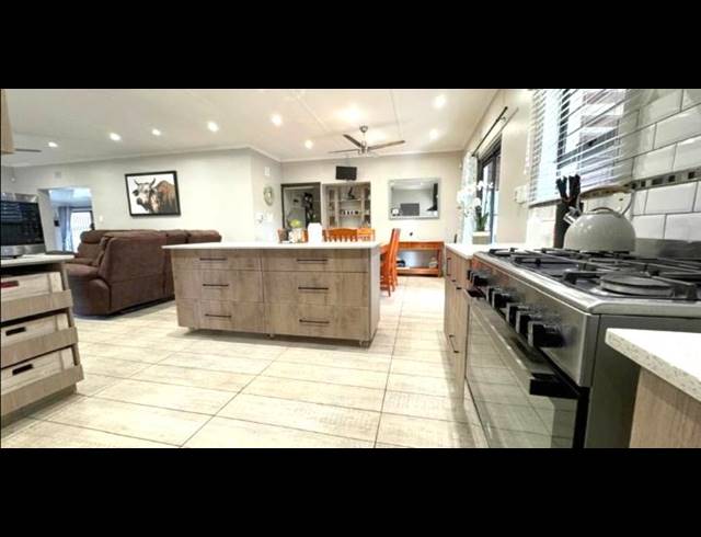 4 BEDROOM HOUSE FOR SALE IN MEER EN SEE